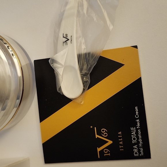 Versace 1969 Idra Totale Neck Cream - Picture 5 of 6